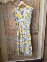 Load image into Gallery viewer, Vintage 1950s Yellow Floral Cotton Dress Fitted Underbust Matching Belt UK8
