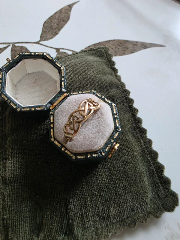 Vintage 9ct gold celtic band ring -  Size P