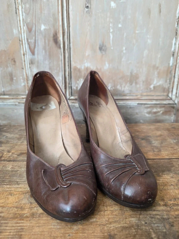 Vintage 1940s Hazelnut Brown Leather Court Shoes – UK 5 – Classic WWII Era Pumps