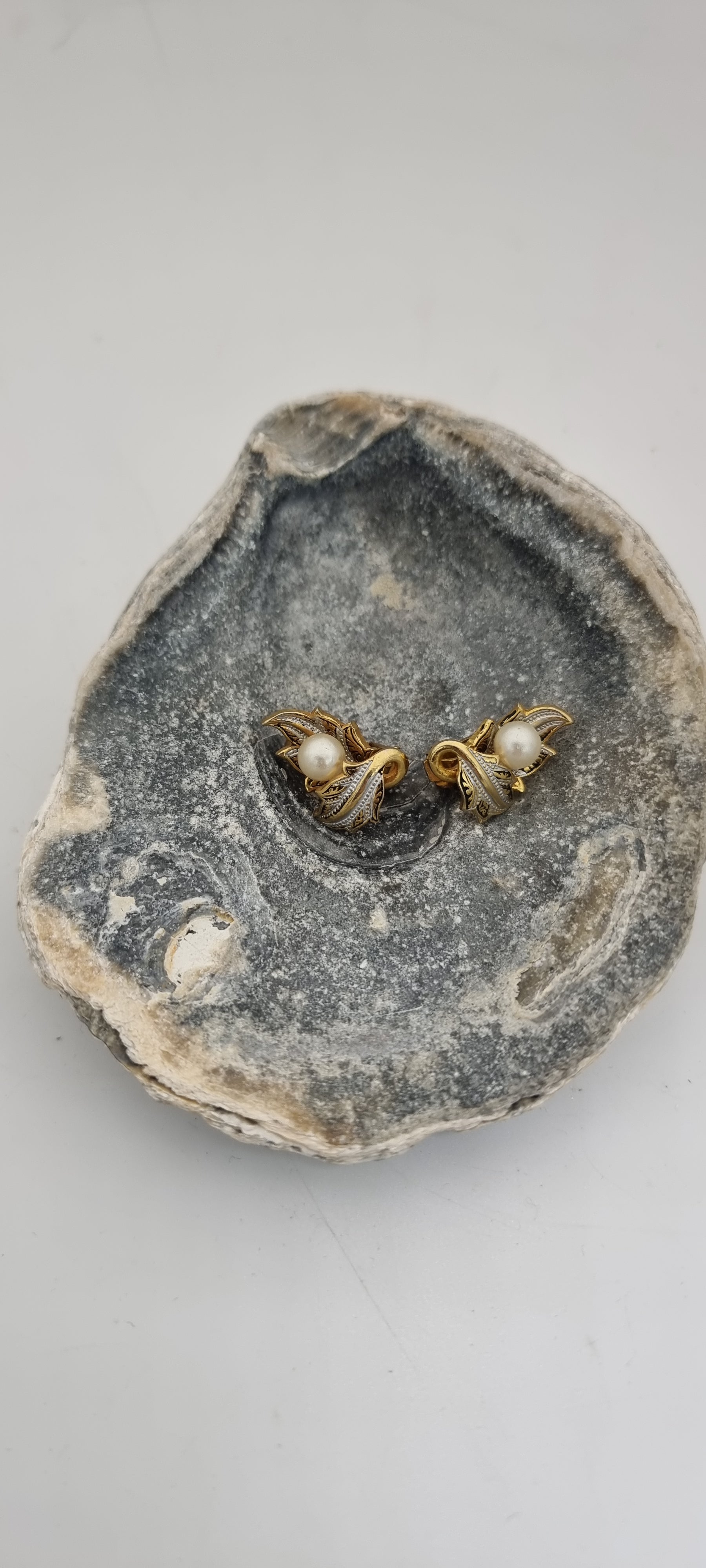 Vintage 1950s Damascene sweet little clip on earrings