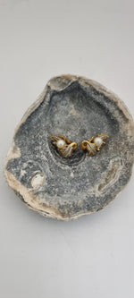 Load image into Gallery viewer, Vintage 1950s Damascene sweet little clip on earrings
