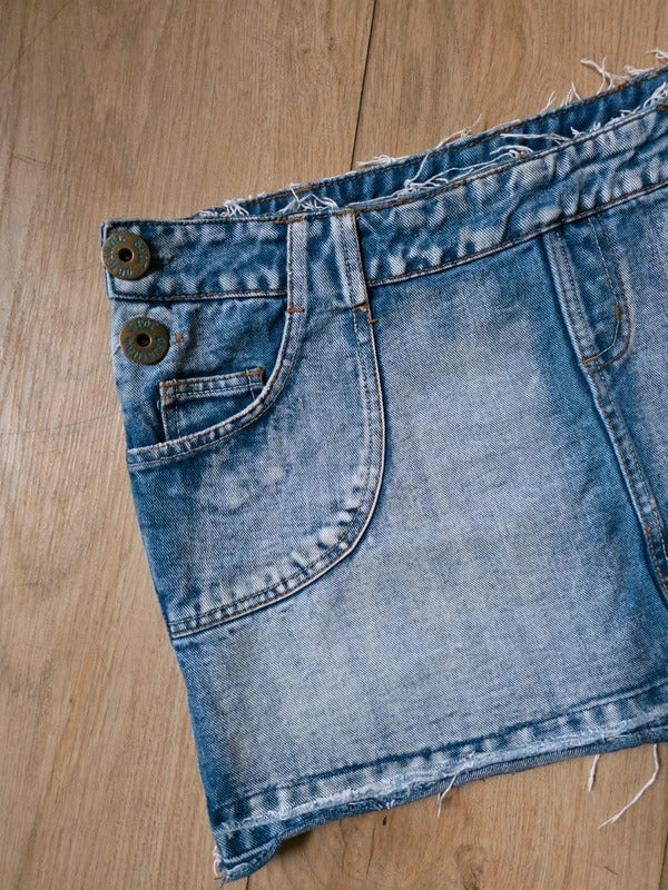 Vintage Y2K Acid Wash Denim Mini Skirt | Double Button Waist | UK 10–12
Description
