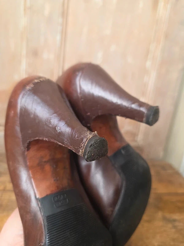 Vintage 1940s Hazelnut Brown Leather Court Shoes – UK 5 – Classic WWII Era Pumps
