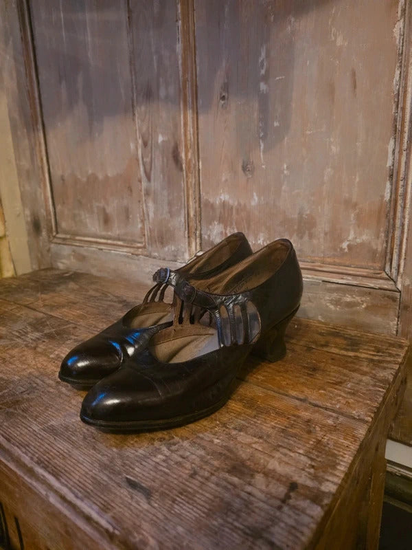 Original 1930s Vintage Leather T-Bar Shoes – UK 3½