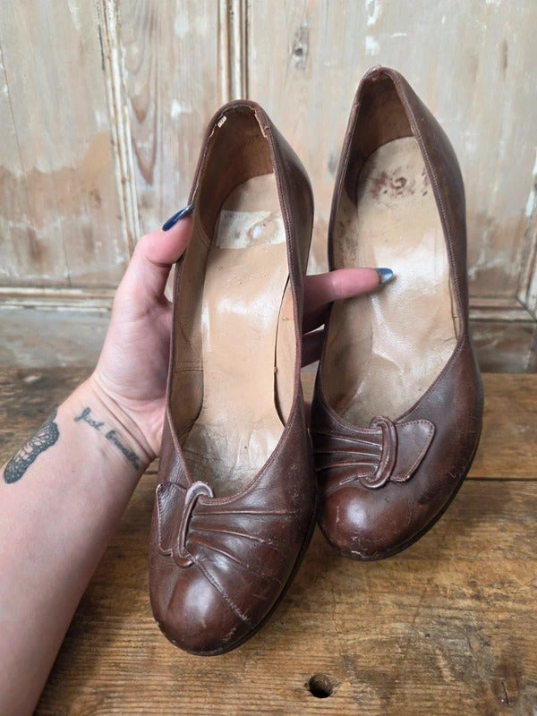Vintage 1940s Hazelnut Brown Leather Court Shoes – UK 5 – Classic WWII Era Pumps