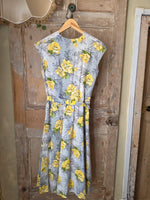 Load image into Gallery viewer, Vintage 1950s Yellow Floral Cotton Dress Fitted Underbust Matching Belt UK8
