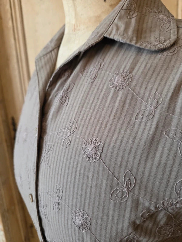 Vintage fairy core Y2K Canda Embroidered Blouse – Tie Back – Cotton – Taupe Brown