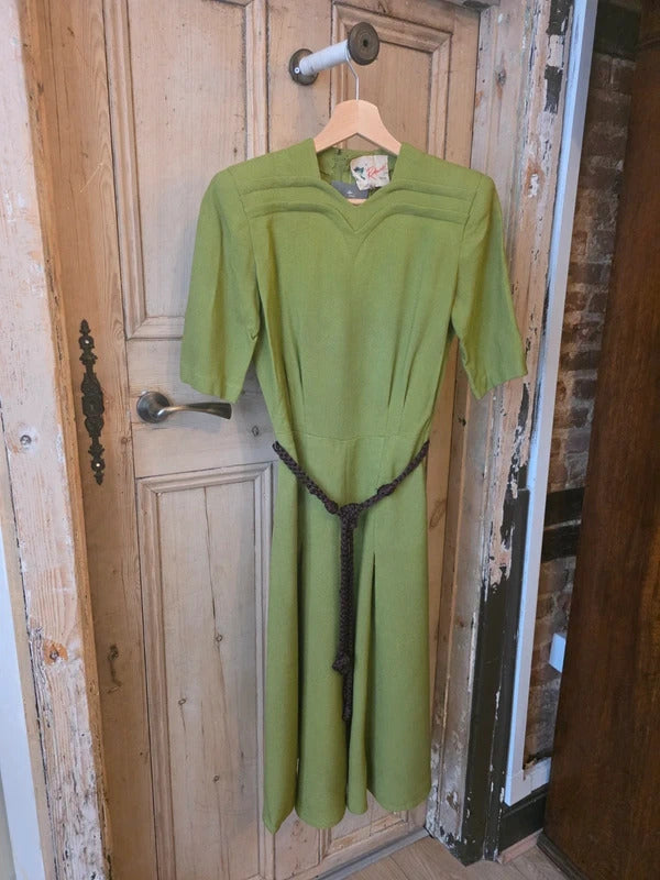 Late 1930s / Early 1940s Rembrandt Green Dress – Fitted Waist, Button Back, Pleated Skirt XS
