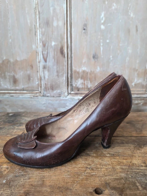 Vintage 1940s Hazelnut Brown Leather Court Shoes – UK 5 – Classic WWII Era Pumps