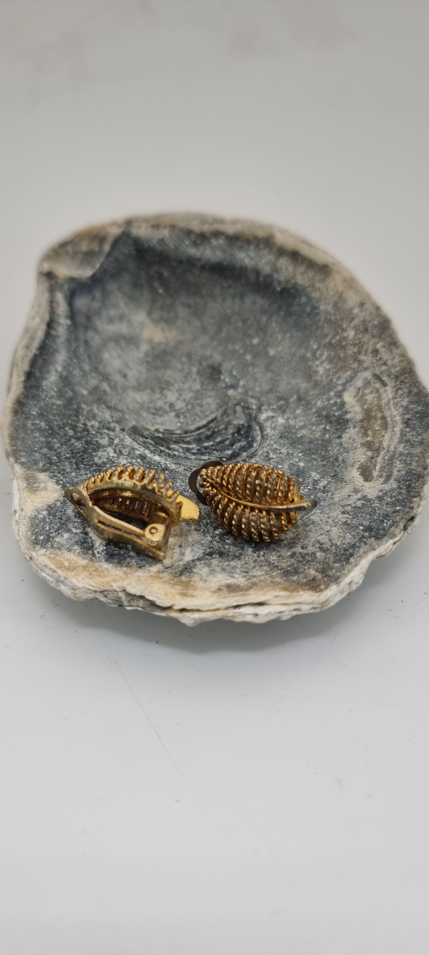 Vintage 1950s leaf gold tone clip on earrings
