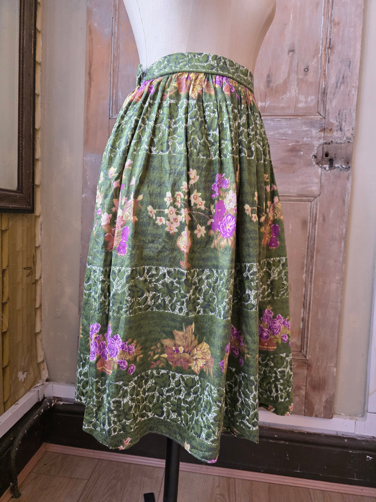 Vintage 1950s Cottagecore Skirt  Green Floral Print  UK Size 12  Full