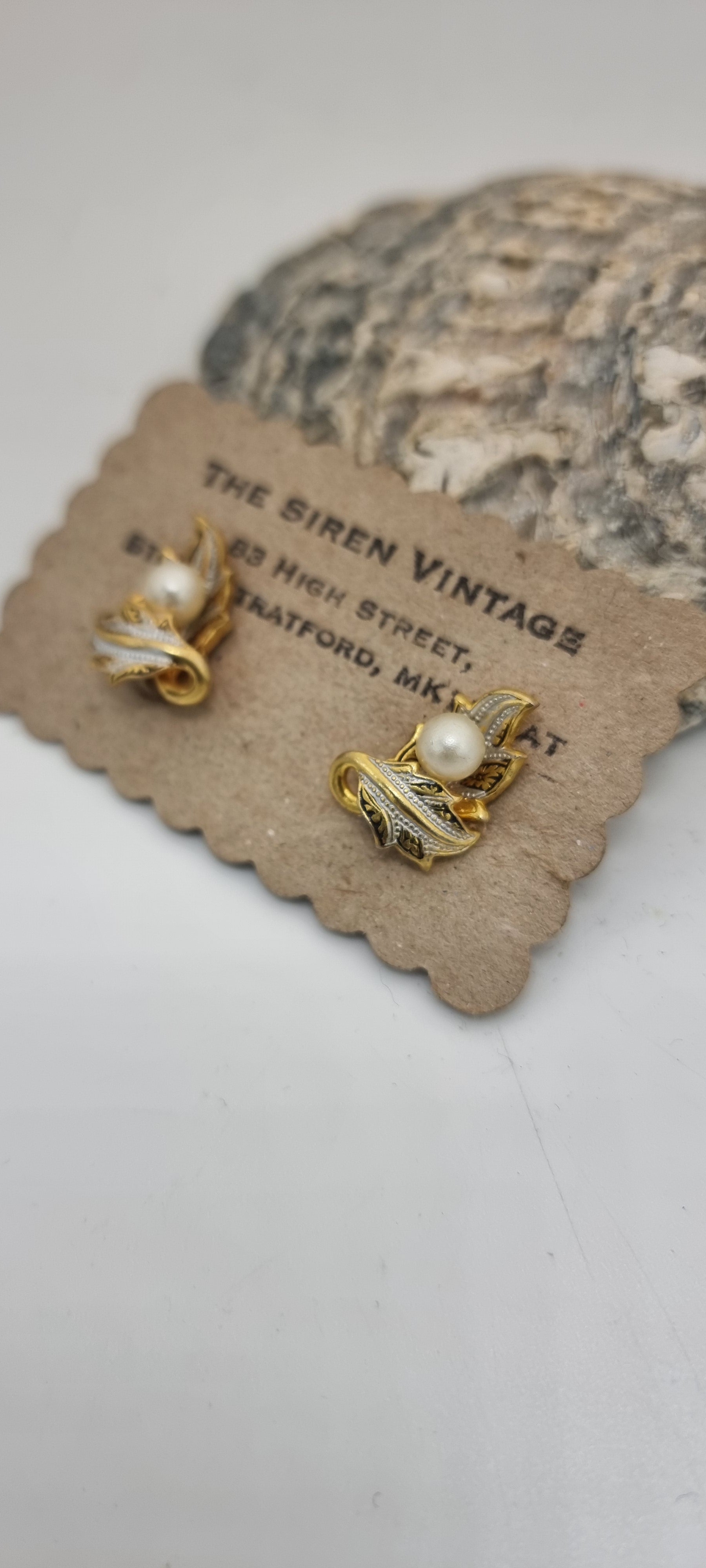 Vintage 1950s Damascene sweet little clip on earrings