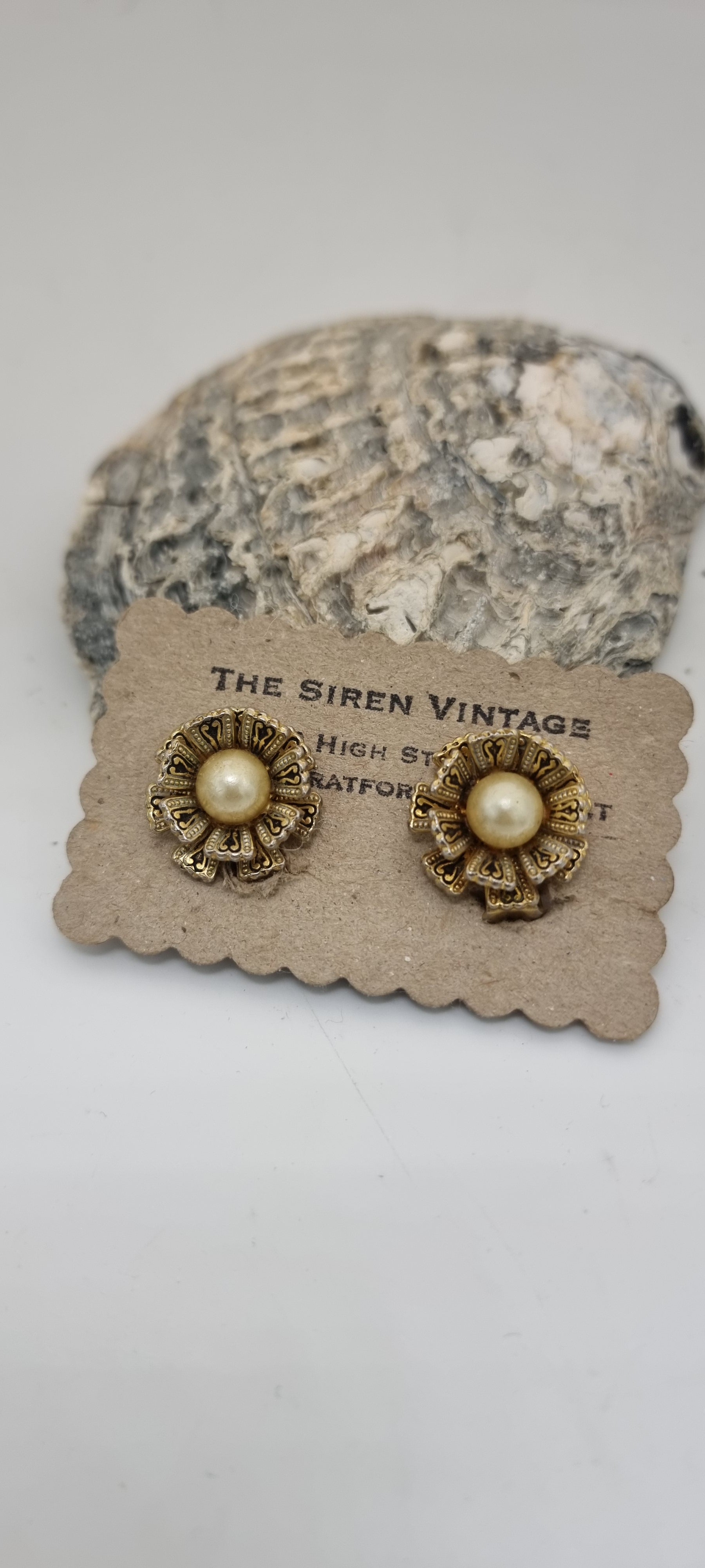 Vintage 1950s Damascene sweet little flower clip on earrings