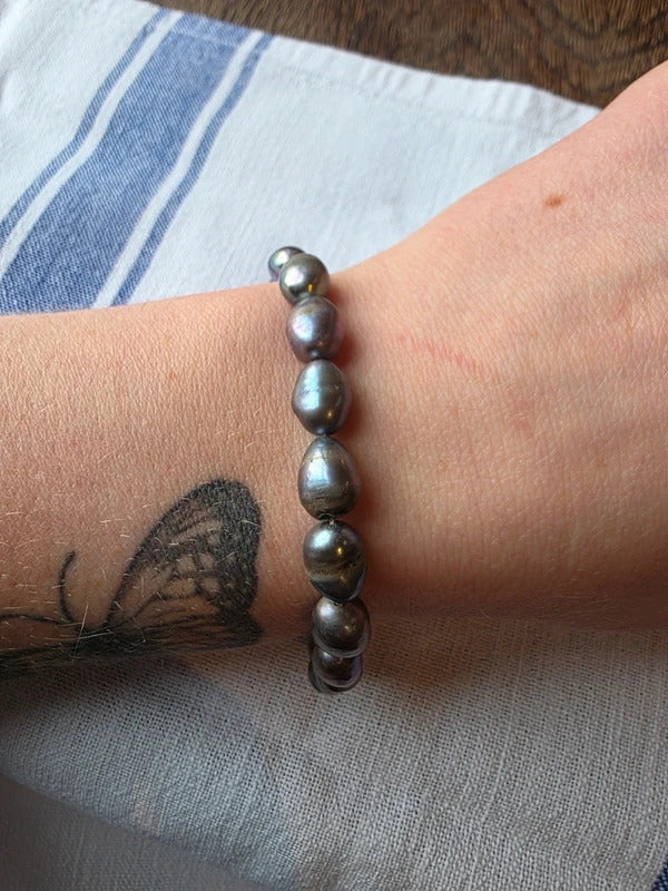 Vintage 1960s vintage bracelet featuring irregular baroque freshwater pearls