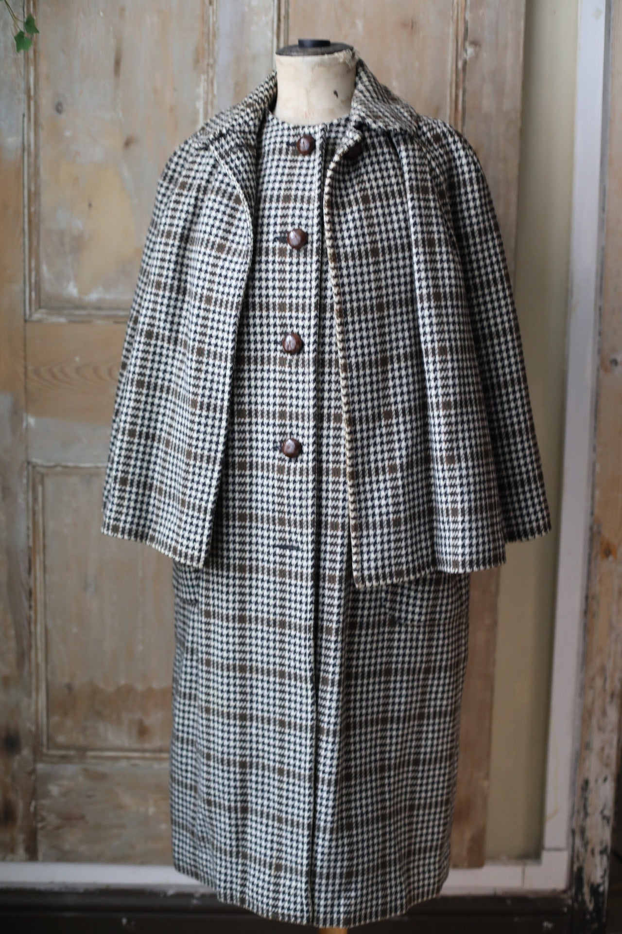 Rare vintage 1960s Strathtay wool houndstooth cape coat