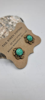 Load image into Gallery viewer, Vintage 1930s clip on  peaking glass earrings
