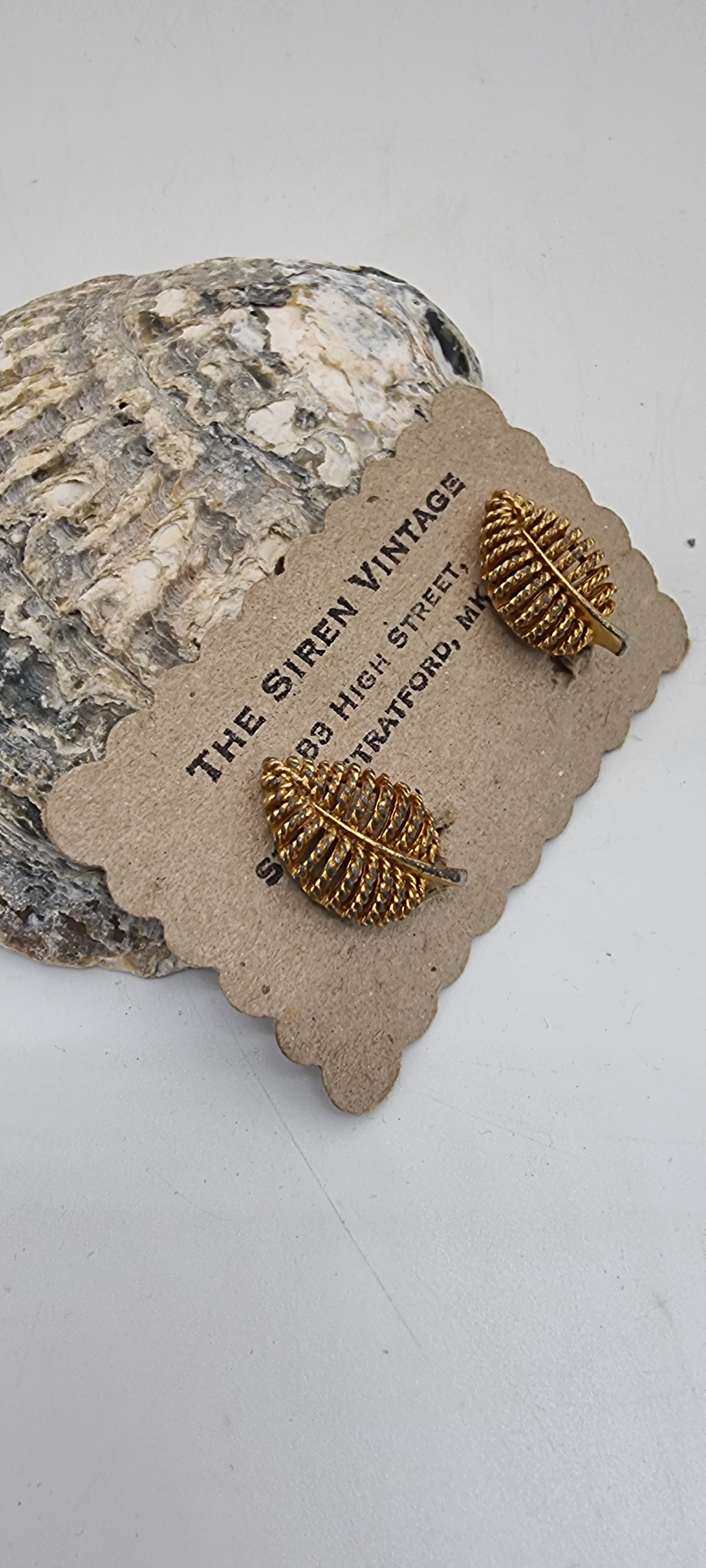 Vintage 1950s leaf gold tone clip on earrings