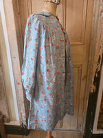 Load image into Gallery viewer, Vintage 1930s Cotton Housecoat / Floral Dressing Gown – Blue Print – Red Buttons
