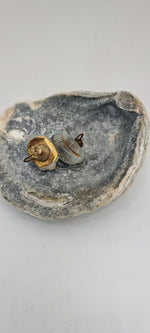 Load image into Gallery viewer, Vintage 1930s venetian glass clip on screw back earrings
