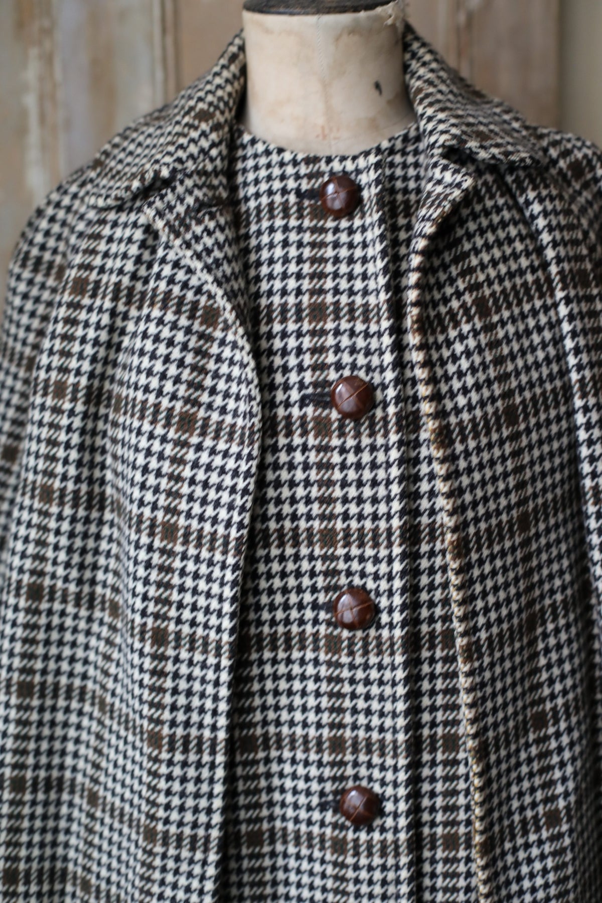 Rare vintage 1960s Strathtay wool houndstooth cape coat