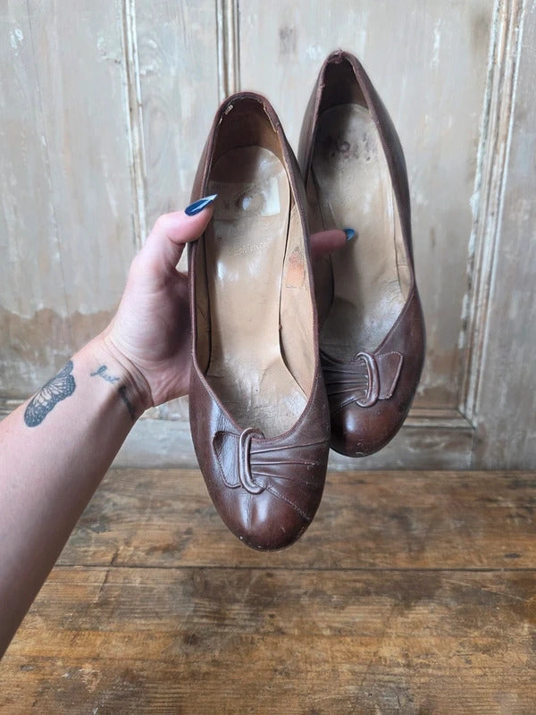 Vintage 1940s Hazelnut Brown Leather Court Shoes – UK 5 – Classic WWII Era Pumps