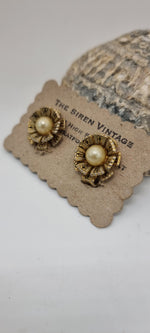 Load image into Gallery viewer, Vintage 1950s Damascene sweet little flower clip on earrings
