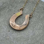 Load image into Gallery viewer, Antique gold necklace - Victorian horseshoe pendant - Garnet 9ct
