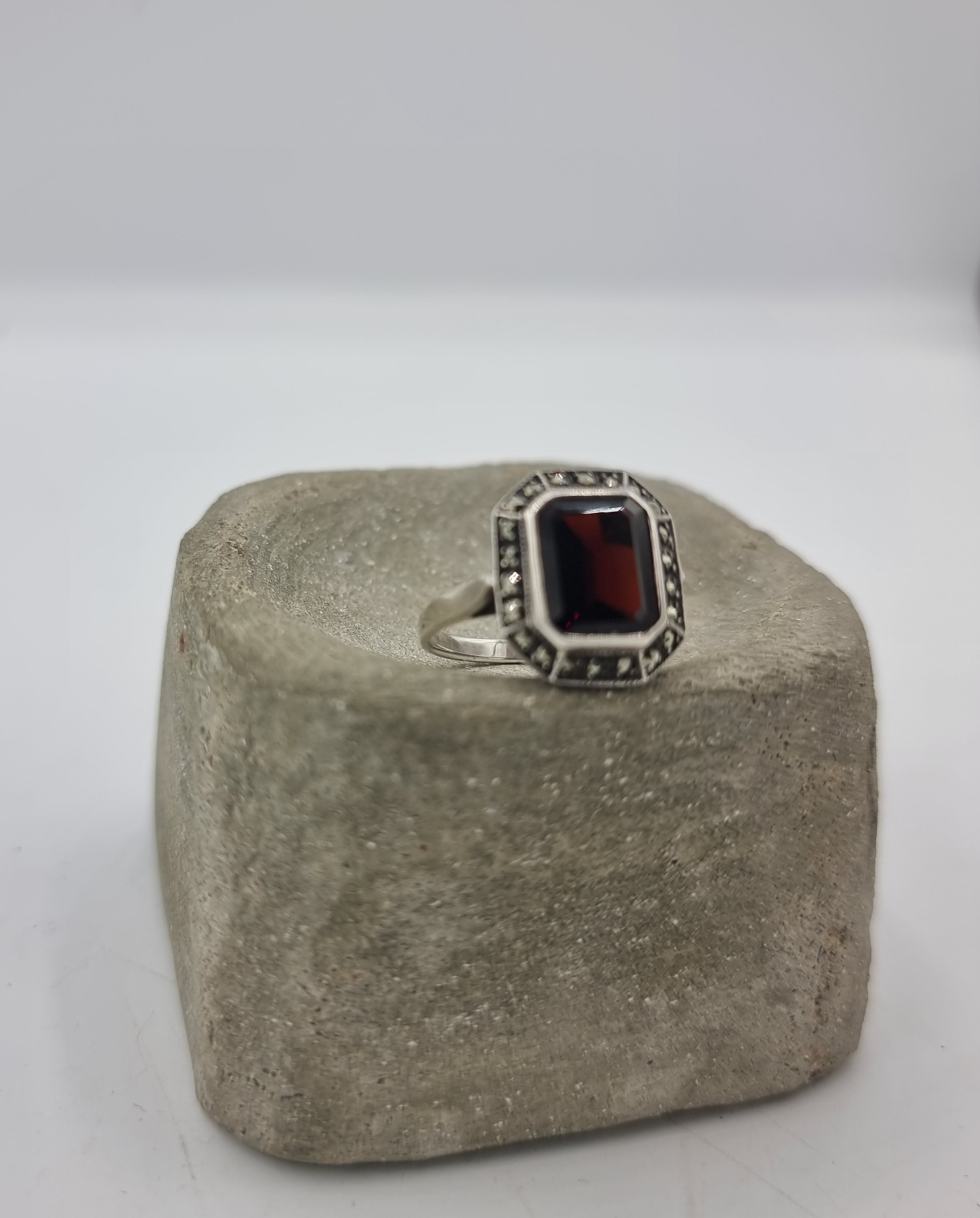 1930s silver ring - Maracasite deco jewellery - Red garnet