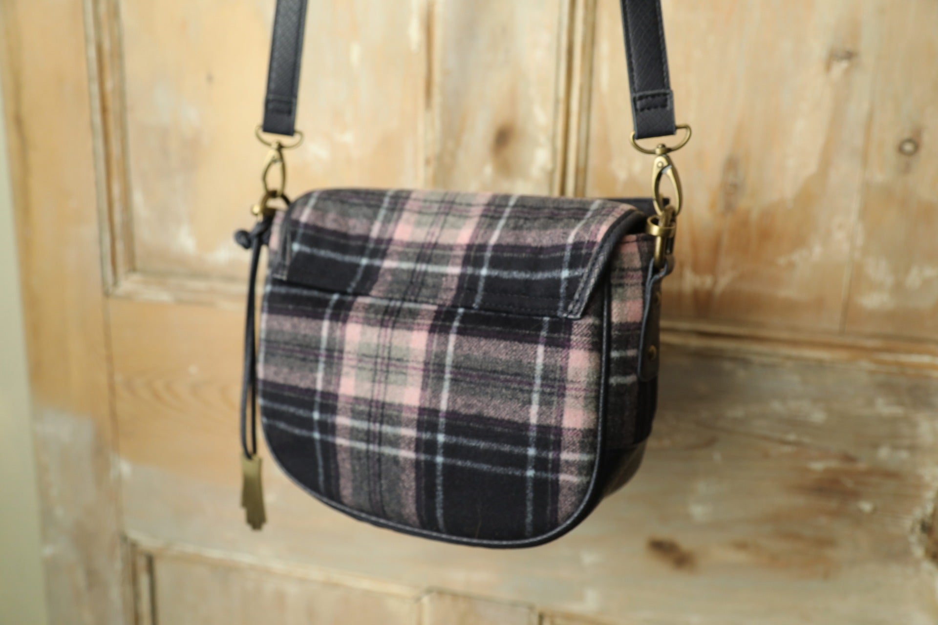 Deadstock Vintage Dents purple plaid mod style tassel bag,
