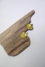 Load image into Gallery viewer, Vintage 1940s floral yellow bold screw back earrings

