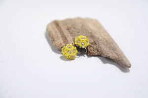 Vintage 1940s floral yellow bold screw back earrings