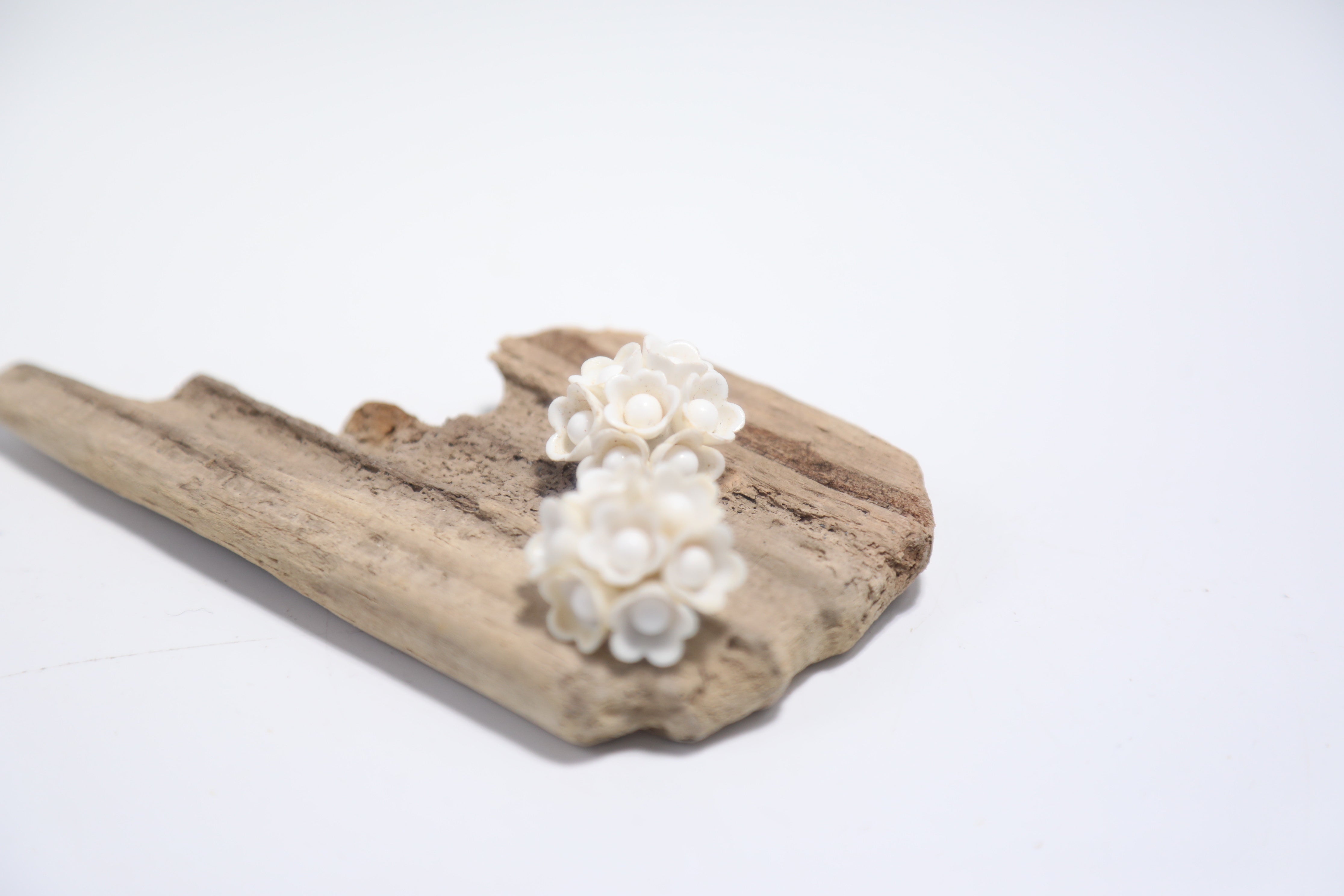 Vintage 1940s floral white bold clip on earrings